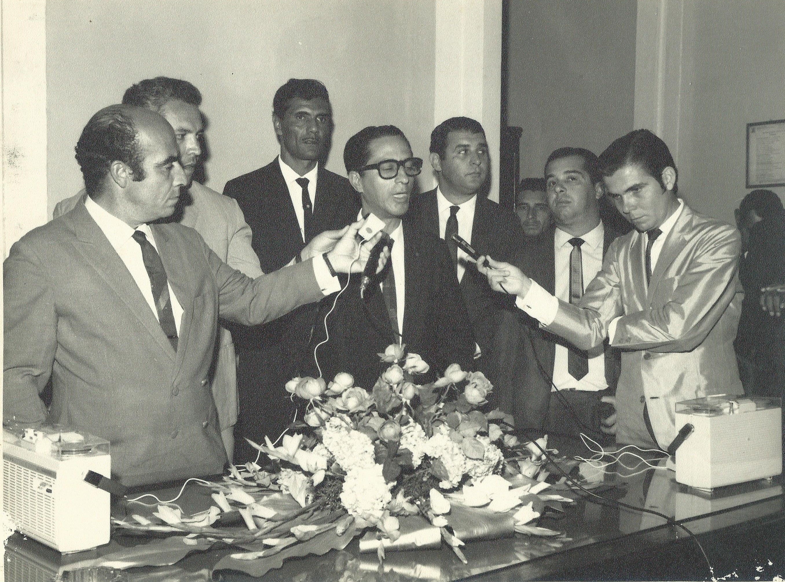 Presidente da Câmara, Francisco Paes Filho, concedendo entrevista a imprensa local e laureados pelos Edis George Farah e Altamir Bárbara